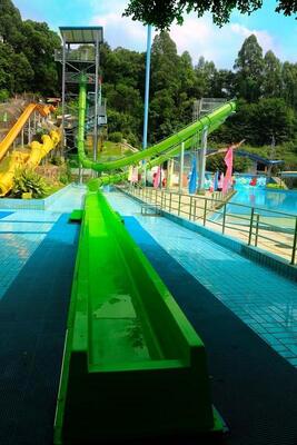 Loop water glijbaan met 16m platform hoogte, 120-persoonscapaciteit, en Hot-Dip gegalvaniseerd staal structuur