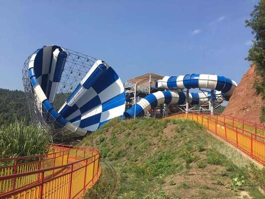 Abyss Slide AB-01 Glasvezel Waterglijbaan met 4-persoons Clover Raft en 18m Diameter Horn Body vanaf 15m Platform