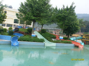 De grote dia van de jonge geitjesspeelplaats met aquaspel, water glijdt voor jonge geitjes in Reuzewaterpark