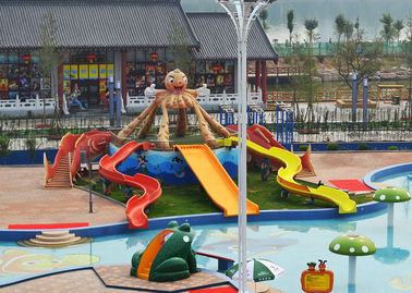 De grote dia van de jonge geitjesspeelplaats met aquaspel, water glijdt voor jonge geitjes in Reuzewaterpark