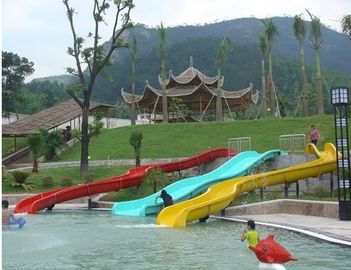 De grote dia van de jonge geitjesspeelplaats met aquaspel, water glijdt voor jonge geitjes in Reuzewaterpark