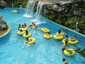 Het Parkmateriaal van glasvezelaqua voor Hotel Luie Rivier, Familie op de Zomervakantie in Aqua-Park